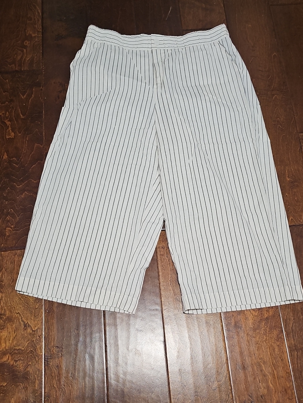 torrid Sz 14W White Wide Leg Capri with Black Pinstripes Pants NWT